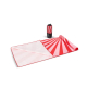 Serviette de plage R-PET déroulée à côté de sa pochette de rangement. Serviette de plage R-PET déroulée à côté de sa pochette de rangement.