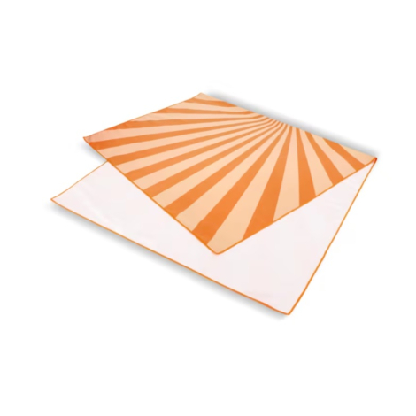 Serviette de plage R-PET partiellement pliée laissant apparaître la face à motif et la face opposée unie.