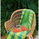 Serviette de plage R-PET posée sur un fauteuil d'extérieur. Serviette de plage R-PET posée sur un fauteuil d'extérieur.