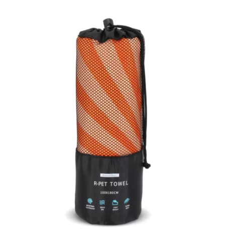 Pochette en filet contenant une serviette de plage R-PET soigneusement enroulée.