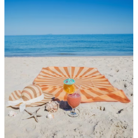 Serviette de plage R-PET déployée sur le sable.