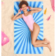 Femme allongée sur une serviette de plage R-PET. Femme allongée sur une serviette de plage R-PET.