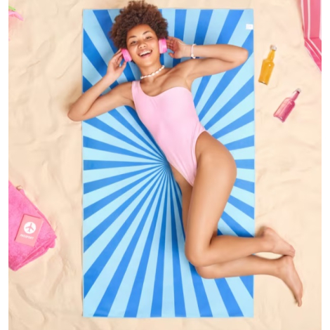 Femme allongée sur une serviette de plage R-PET.