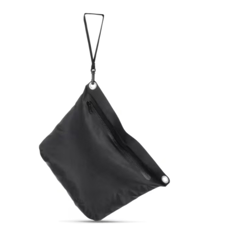 Sac à bandoulière replié et maintenu par sa dragonne, présenté sans personnalisation visible sur la face avant.
