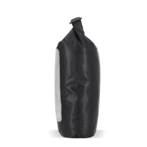 Sac étanche présenté de profil en coloris noir, mettant en évidence son épaisseur et sa fermeture à enroulement.