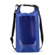 Sac étanche présenté de face en coloris bleu avec la bandoulière fixée, sans personnalisation visible sur la face avant. Sac étanche présenté de face en coloris bleu avec la bandoulière fixée, sans personnalisation visible sur la face avant.