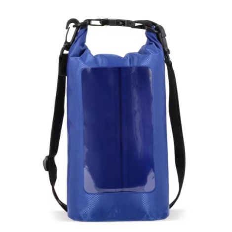 Sac étanche présenté de face en coloris bleu avec la bandoulière fixée, sans personnalisation visible sur la face avant.