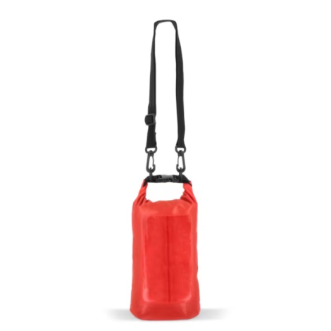 Sac étanche présenté de profil en coloris rouge avec la bandoulière fixée.