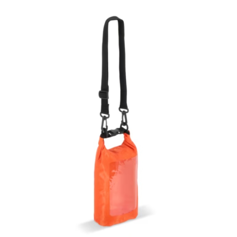 Sac étanche présenté de trois quarts en coloris orange avec la bandoulière fixée, sans personnalisation visible sur la face avan