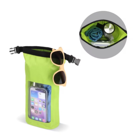 Sac étanche contenant un téléphone portable et différents objets, avec un encart montrant l'intérieur du compartiment principal.