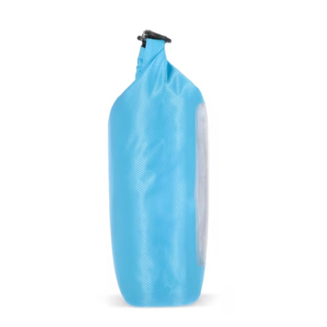 Sac étanche présenté de profil en coloris bleu clair, mettant en évidence son épaisseur et sa fermeture à enroulement.