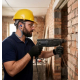 Homme portant des bouchons d'oreilles tout en utilisant une perceuse sur un chantier. Homme portant des bouchons d'oreilles tout en utilisant une perceuse sur un chantier.