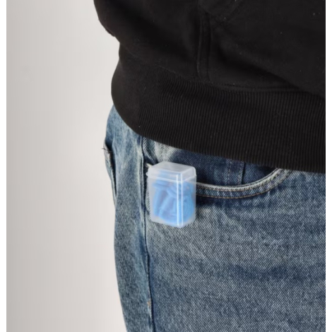 Étui de rangement contenant les bouchons d'oreilles fixé à la poche d'un jean.