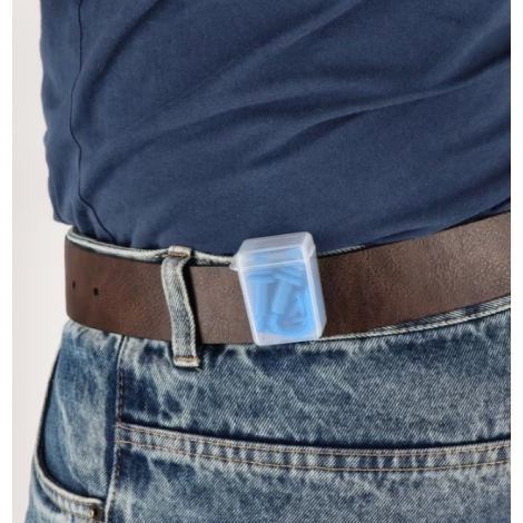 Étui de rangement contenant les bouchons d'oreilles fixé à la ceinture d'un homme.