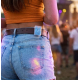 Étui de rangement contenant les bouchons d'oreilles fixé à la ceinture d'une femme. Étui de rangement contenant les bouchons d'oreilles fixé à la ceinture d'une femme.
