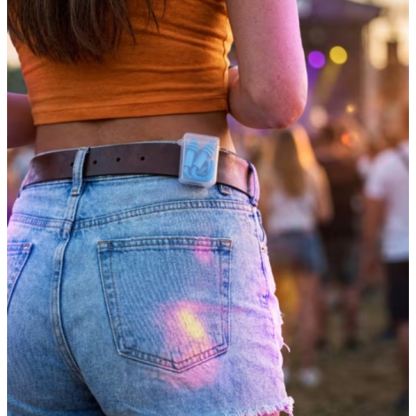 Étui de rangement contenant les bouchons d'oreilles fixé à la ceinture d'une femme.