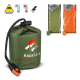 Sac de couchage thermique d'urgence rangé dans sa pochette avec une personnalisation visible sur la pochette, présenté avec le s Sac de couchage thermique d'urgence rangé dans sa pochette avec une personnalisation visible sur la pochette, présenté avec le s