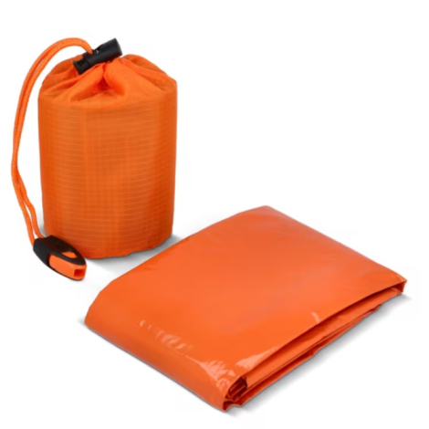 Sac de couchage thermique d'urgence partiellement déplié à côté de sa pochette de rangement, présentée sans marquage visible.