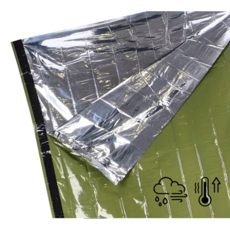 Gros plan sur le sac de couchage thermique d'urgence déplié mettant en évidence sa face intérieure métallisée.