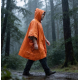Homme portant le poncho thermique sous la pluie. Homme portant le poncho thermique sous la pluie.