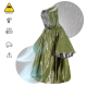 Poncho thermique porté avec des pictogrammes illustrant ses principales protections contre le froid et les intempéries. Poncho thermique porté avec des pictogrammes illustrant ses principales protections contre le froid et les intempéries.