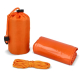 Ensemble comprenant une pochette de rangement orange, la tente d'urgence repliée et un cordon, présenté sans personnalisation vi Ensemble comprenant une pochette de rangement orange, la tente d'urgence repliée et un cordon, présenté sans personnalisation vi