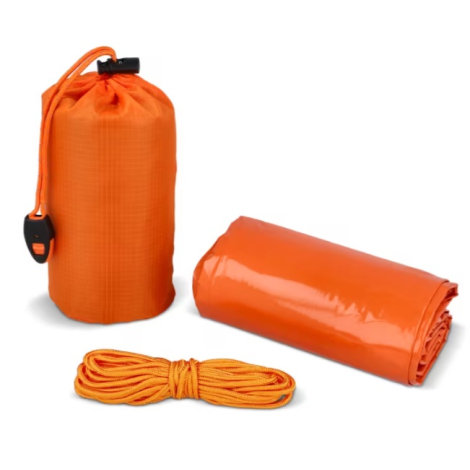 Ensemble comprenant une pochette de rangement orange, la tente d'urgence repliée et un cordon, présenté sans personnalisation vi