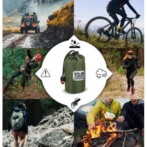 Pochette de rangement verte avec personnalisation visible sur la face, entourée de différentes scènes d'activités de plein air i