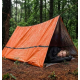 Tente d'urgence orange installée en forêt, utilisée comme abri de survie par une personne. Tente d'urgence orange installée en forêt, utilisée comme abri de survie par une personne.