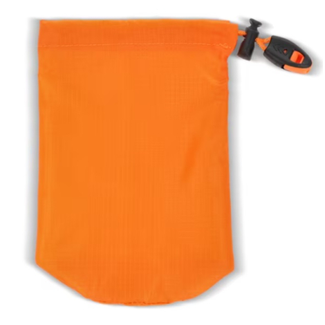 Pochette de rangement orange fermée par un cordon avec sifflet intégré, présentée sans personnalisation visible sur la face.