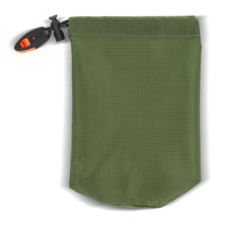 Pochette de rangement verte fermée par un cordon avec sifflet intégré, présentée sans marquage apparent sur la face.
