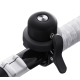 Sonnette de vélo noire installée sur un guidon, mettant en évidence son système de fixation et son bouton métallique supérieur. Sonnette de vélo noire installée sur un guidon, mettant en évidence son système de fixation et son bouton métallique supérieur.