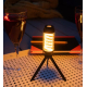 Lampe allumée utilisée comme éclairage d’ambiance sur un mini trépied, posée sur une table dans un environnement faiblement écla Lampe allumée utilisée comme éclairage d’ambiance sur un mini trépied, posée sur une table dans un environnement faiblement écla