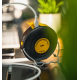 Lampe et batterie externe en cours de recharge sur une table dans un environnement intérieur, avec câble connecté et indicateurs