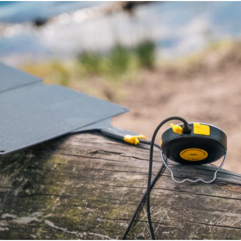Lampe et batterie externe connectées à un panneau solaire portable dans un environnement extérieur, avec support métallique dépl