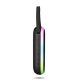 Vue de profil de l’enceinte montrant les commandes latérales, la sangle de transport et l’éclairage RGB diffusé sur le contour. Vue de profil de l’enceinte montrant les commandes latérales, la sangle de transport et l’éclairage RGB diffusé sur le contour.