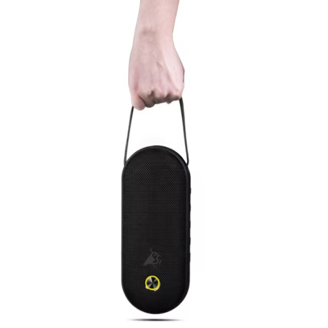 Enceinte Bluetooth portée à la main par sa sangle de transport, présentée sur fond clair.