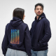 Sweat à capuche unisexe porté par un homme et une femme, avec une personnalisation visible dans le dos du sweat de la femme et u Sweat à capuche unisexe porté par un homme et une femme, avec une personnalisation visible dans le dos du sweat de la femme et u