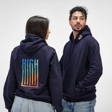 Sweat à capuche unisexe porté par un homme et une femme, avec une personnalisation visible dans le dos du sweat de la femme et u