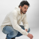 Sweat à capuche unisexe porté par un homme, présenté en vue de trois quarts de devant, sans personnalisation visible. Sweat à capuche unisexe porté par un homme, présenté en vue de trois quarts de devant, sans personnalisation visible.
