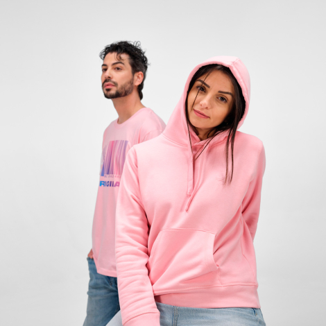 Sweat à capuche pour femme porté de devant, sans personnalisation visible, avec un homme en arrière-plan portant un t-shirt.