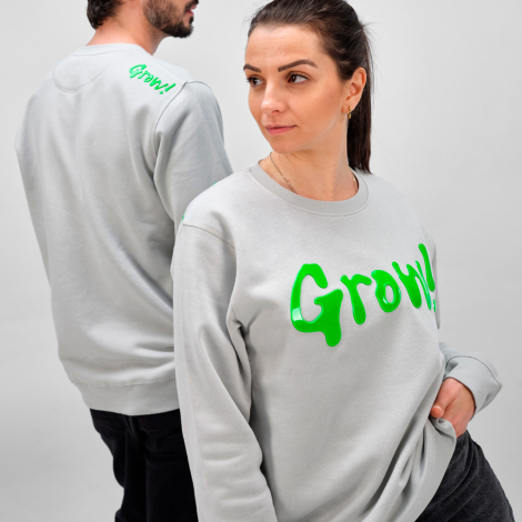 Sweats à col rond unisexes portés par un homme et une femme, avec un marquage visible sur le devant du sweat de la femme et au n
