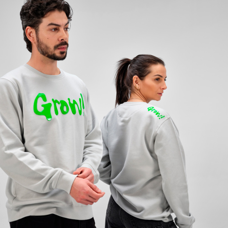 Sweats à col rond unisexes portés par un homme et une femme, avec un marquage visible sur le devant du sweat de l'homme et au ni