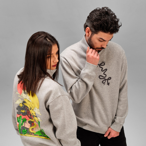 Sweats à col montant avec demi-zip portés par un homme et une femme, avec un marquage visible sur le devant du sweat de l'homme 