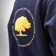 Gros plan sur le dos d'un sweat à col montant avec demi-zip bleu marine, avec un motif brodé et une inscription visibles. Gros plan sur le dos d'un sweat à col montant avec demi-zip bleu marine, avec un motif brodé et une inscription visibles.