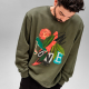 Sweat à col rond porté par un homme, avec un grand motif visible sur le devant. Sweat à col rond porté par un homme, avec un grand motif visible sur le devant.