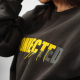 Gros plan sur un sweat à col rond porté par une femme, avec une inscription visible sur le devant. Gros plan sur un sweat à col rond porté par une femme, avec une inscription visible sur le devant.