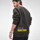 Sweat à col rond porté par un homme, présenté de dos, avec une inscription visible en bas du dos. Sweat à col rond porté par un homme, présenté de dos, avec une inscription visible en bas du dos.