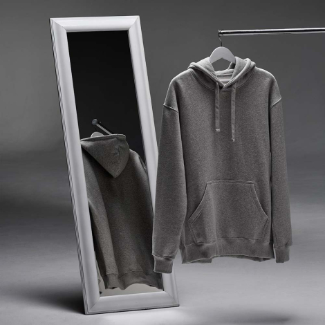 Sweat à capuche unisexe gris suspendu sur un cintre avec son reflet dans un miroir, sans personnalisation visible.