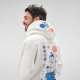 Sweat à capuche porté par un homme, avec un grand motif visible dans le dos et un motif visible sur la capuche.